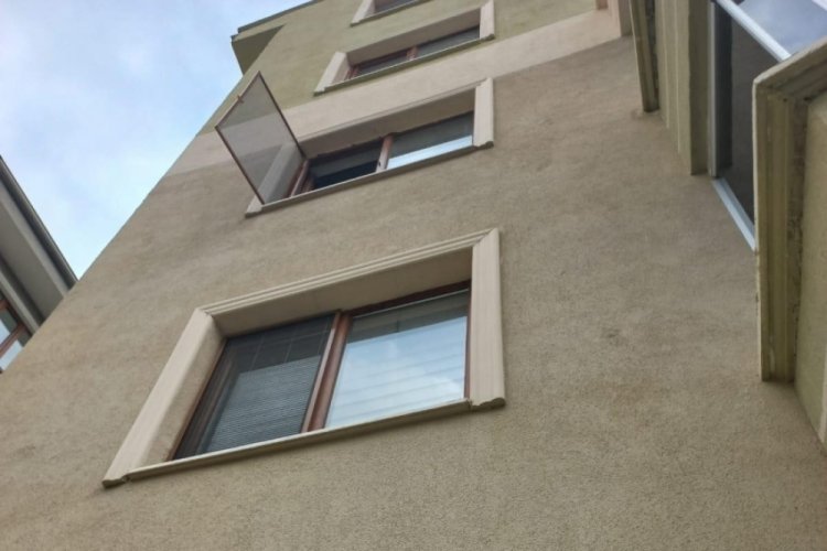 Pencereden d&uuml;şen 3 yaşındaki &ccedil;ocuk ağır yaralandı