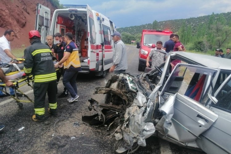 Yolcu minib&uuml;s&uuml; ile otomobil &ccedil;arpıştı: 6 yaralı
