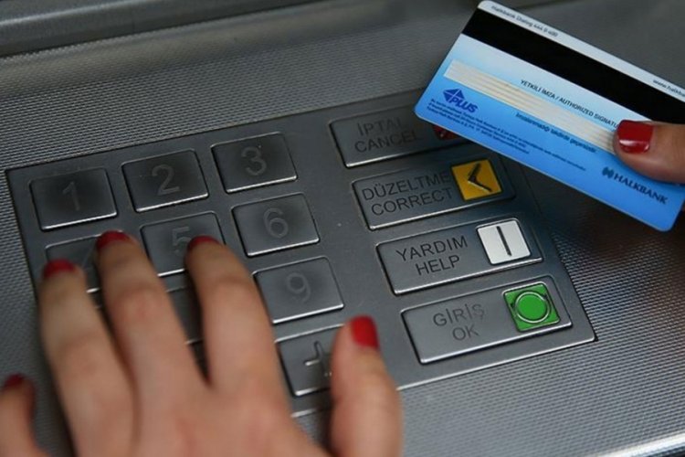 Kumsalda oturan kadının ATM'den &ccedil;ektiği parayı sayarken elinden alıp ka&ccedil;tı