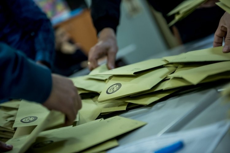 AK Parti ve İYİ Parti'den il ve il&ccedil;e başkanlarına istifa &ccedil;ağrısı