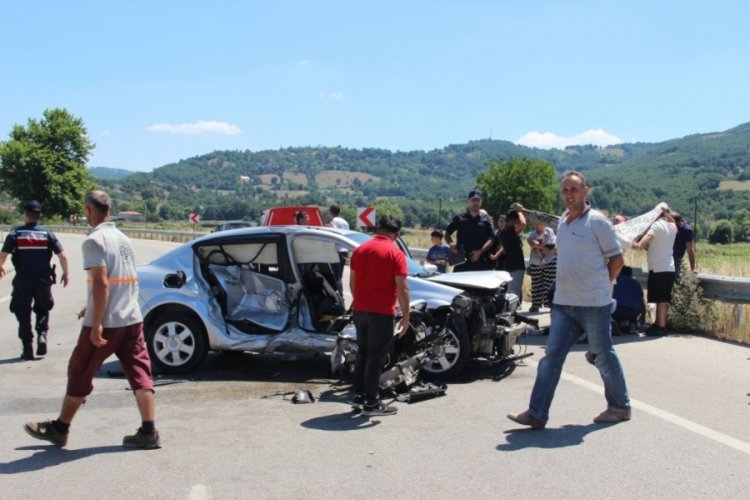 Kontrolden &ccedil;ıkan otomobil bariyerlere &ccedil;arptı: 1 &ouml;l&uuml;, 1 yaralı
