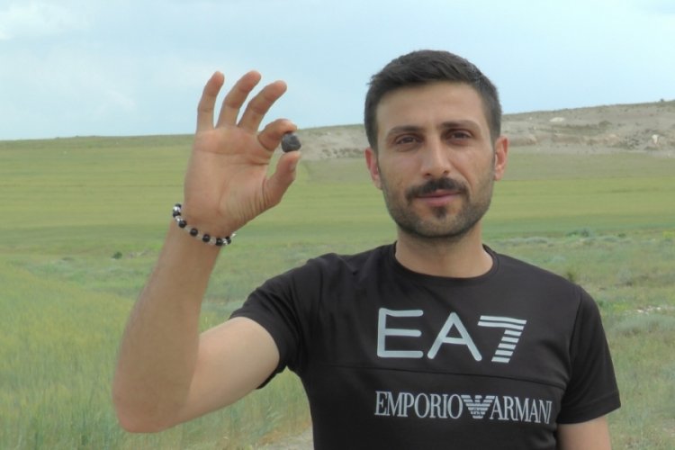 Tarlada y&uuml;r&uuml;yen şahıs g&ouml;ktaşı buldu