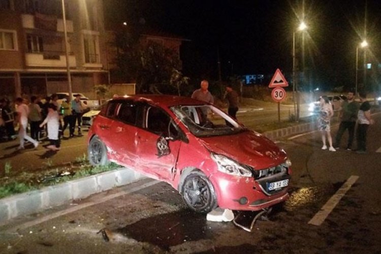 Ehliyetsiz gen&ccedil; kaza yaptı ara&ccedil; hurdaya &ccedil;ıktı