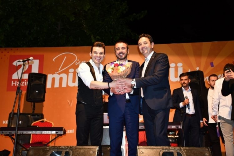 Bursa'da m&uuml;zik coşkusu sokaklara taştı