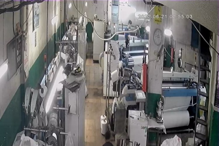 Bursa'da film sahnelerini aratmayan hırsızlık... S&uuml;r&uuml;nerek girdi, silah &ccedil;ekerek ka&ccedil;tı
