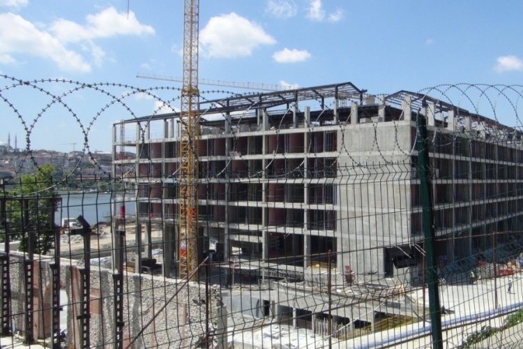 İstanbul'da inşaatta d&uuml;şen iş&ccedil;i &ouml;ld&uuml;