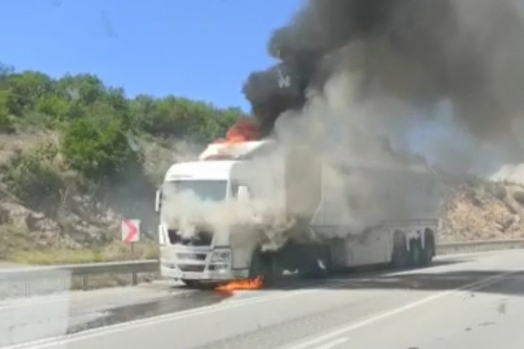 Bursa'da arıza yapan tır alev alev yandı