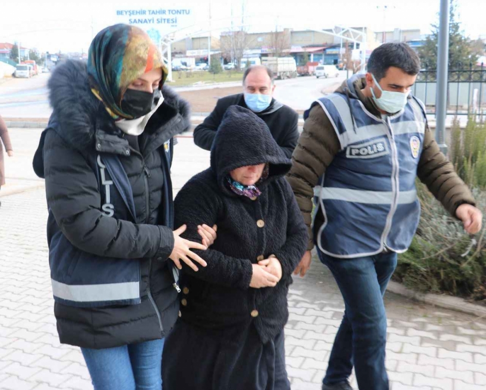 Eşini bı&ccedil;aklayarak &ouml;ld&uuml;ren kadın ilk duruşmada serbest kaldı