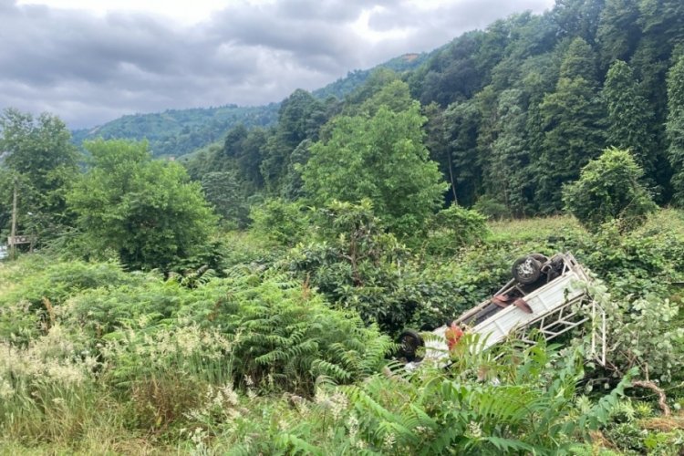 Kamyonet yol kenarına devrildi: 3'&uuml; ağır 5 kişi yaralı