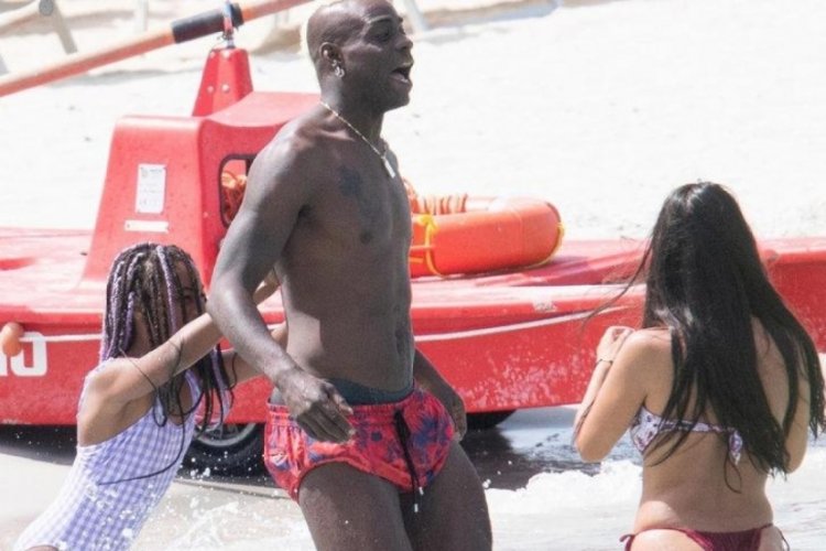 Mario Balotelli kızı ve sevgilisiyle tatilde