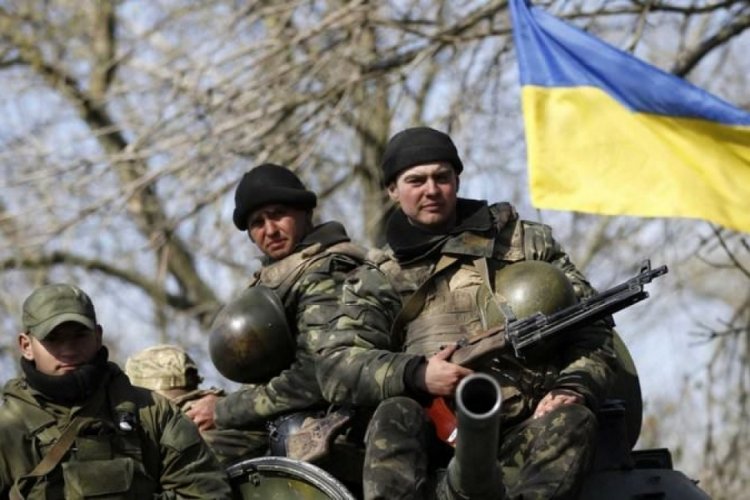 Ukrayna askerleri Rus helikopterini s&ouml;k&uuml;p roketatar yaptılar