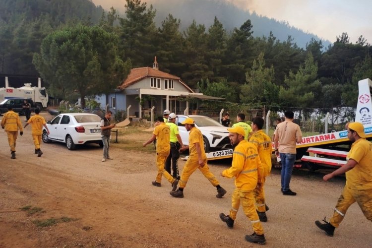 Marmaris'te alevlerin tehdit ettiği yangın kriz merkezi boşaltılıyor