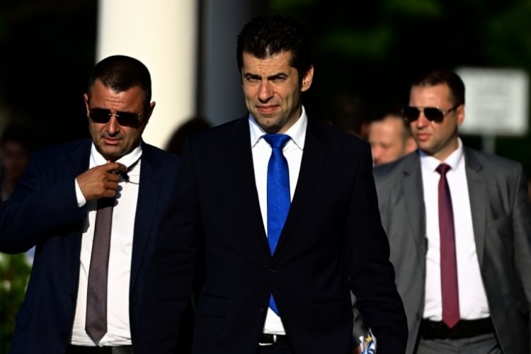 Bulgaristan'da Kiril Petkov'un 6 aylık koalisyon h&uuml;k&uuml;meti d&uuml;şt&uuml;