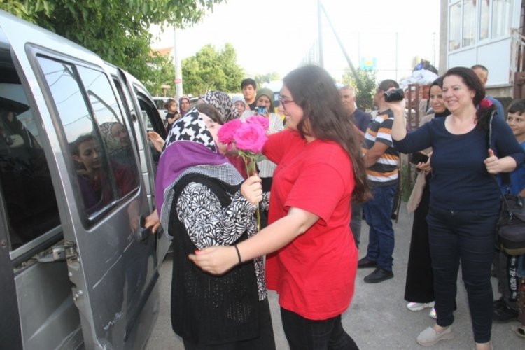 Fatma Ko&ccedil; evinin &ouml;n&uuml;nde alkışlarla ve &ccedil;i&ccedil;ekle karşılandı