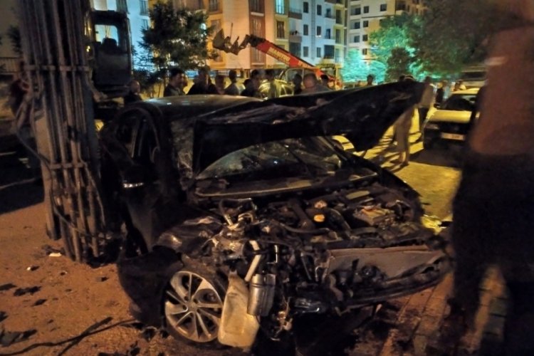 Ekskavat&ouml;re &ccedil;arpan otomobil par&ccedil;alara ayrıldı: 2'si ağır 3 yaralı