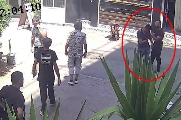 Para meselesi sebebiyle tartıştığı kişiyi bı&ccedil;aklayan şahıs, yaralıya m&uuml;dahale etti