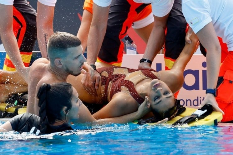 Su sporları şampiyonasında bayılan y&uuml;z&uuml;c&uuml; Anita Alvarez &ouml;l&uuml;mden d&ouml;nd&uuml;