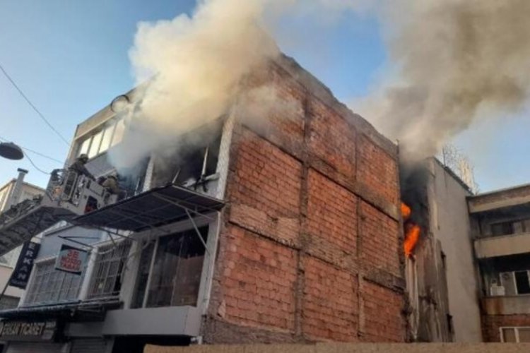 Fatih'te &ccedil;ıkan yangında işyeri kullanılamaz hale geldi