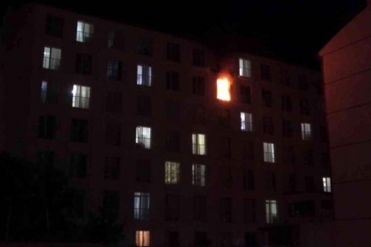 Kırıkkale'de &ccedil;ıkan yangında mahsur kalan adam 5. kattan aşağı atladı