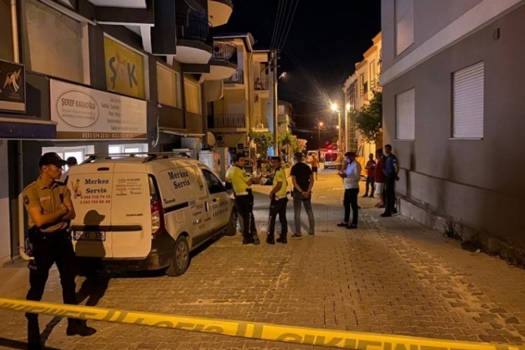 İzmir &Ccedil;eşme'de silahlı saldırı: 1 &ouml;l&uuml;, 1 yaralı