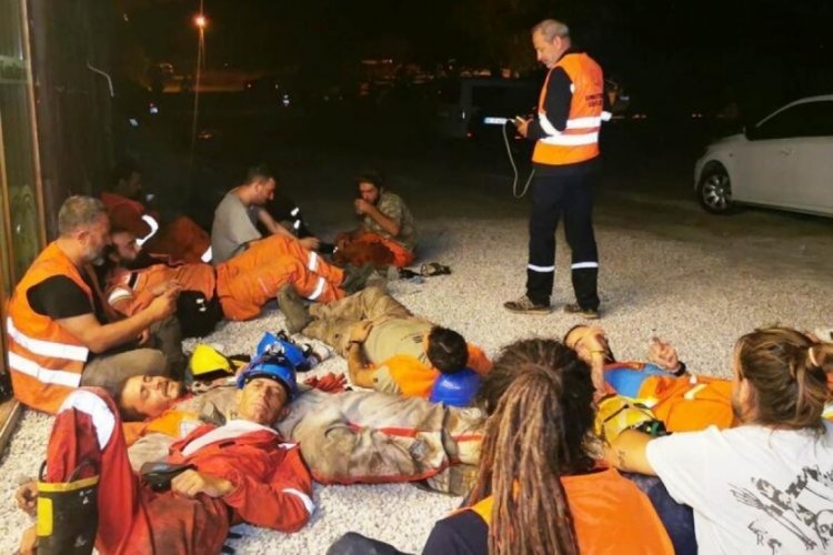 Marmaris g&ouml;n&uuml;ll&uuml;leri, toprak ve taş zeminde yatıyorlar