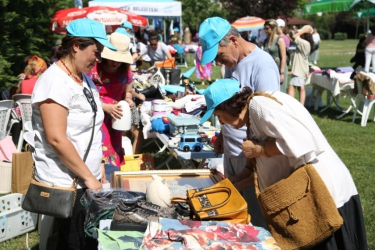 Aşırı t&uuml;ketime karşı ikinci el eşyaları takas yaptılar