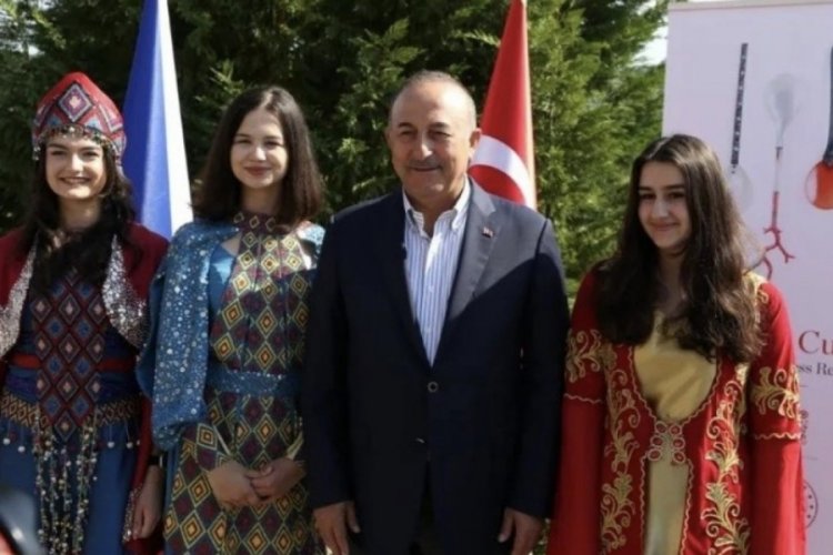 Bursa'nın y&ouml;resel kıyafetlerini giyen kızlar Avrupa'ya damga vurdu