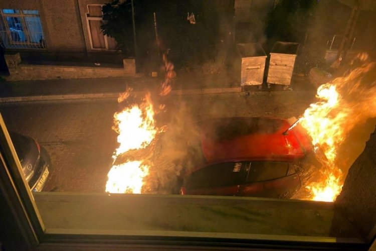 İstanbul'da otomobilin &uuml;zerine pet şişedeki sıvıyı d&ouml;kerek ateşe verdi
