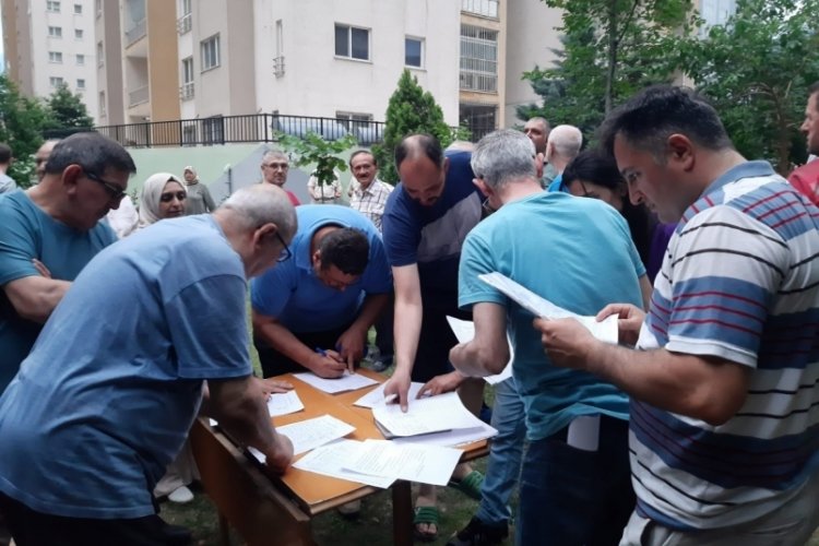 Bursa'da eylem yapan site sakinleri y&ouml;neticiyle karşı karşıya geldi