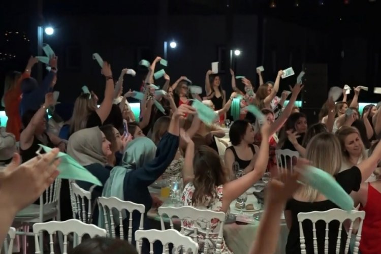 Bursa'da kadınlar matinede mendil yerine maske salladı