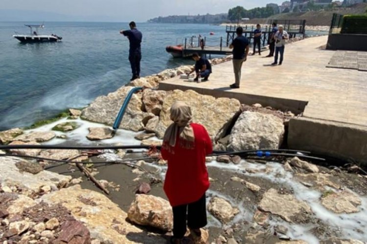 İzmit K&ouml;rfezi'ne beyaz renkli sıvı aktı