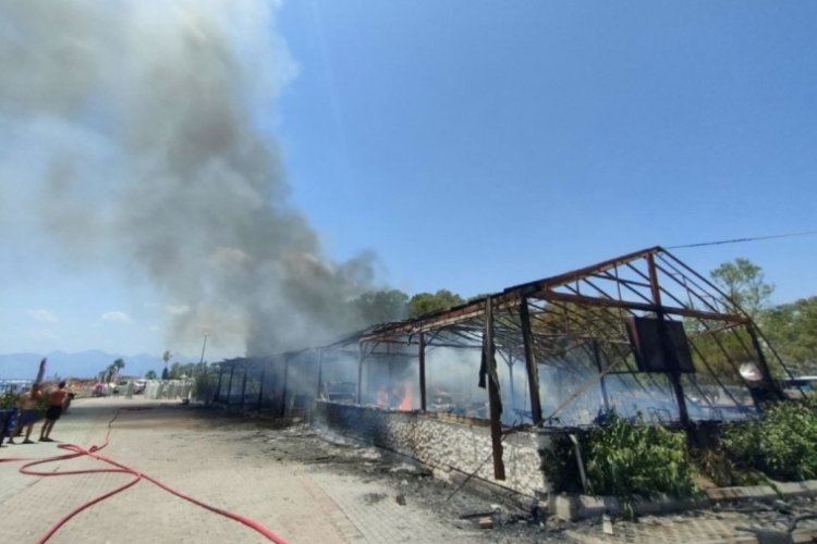 Antalya'da plaj işletmesinde &ccedil;ıkan yangın korkuttu