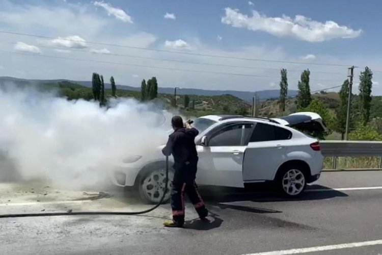 K&uuml;tahya'da seyir halindeki otomobilin motoru alev aldı