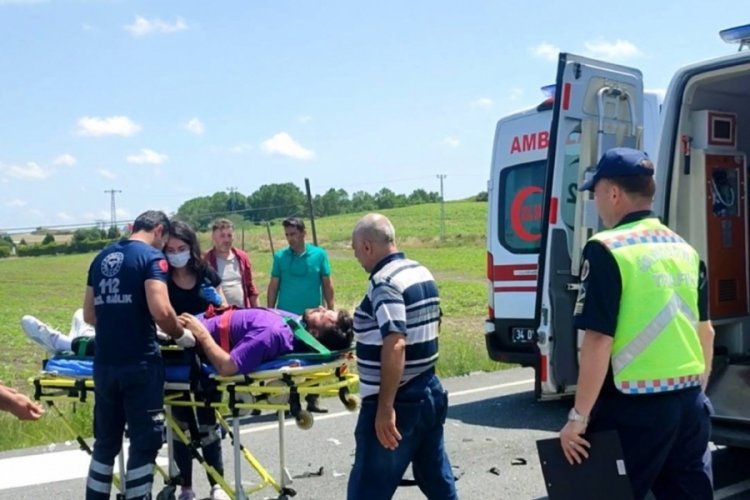 İstanbul'da 3 panelvan &ccedil;arpıştı: 5 yaralı