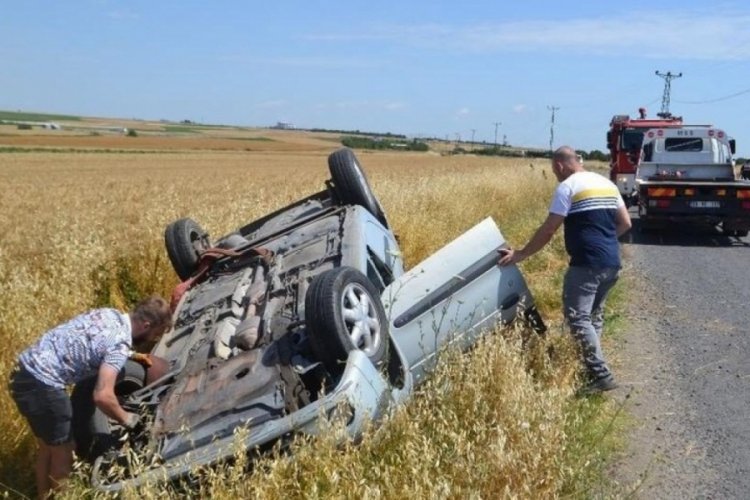 Eşek arısının camından girdiği otomobil takla attı