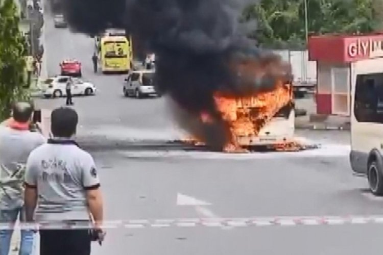 İstanbul Bağcılar'da yolcu minib&uuml;s&uuml; yanarak kullanılamaz hale geldi
