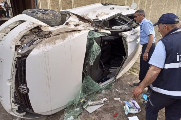 Kontrolden &ccedil;ıkan otomobil belediyenin bah&ccedil;esine d&uuml;şt&uuml;