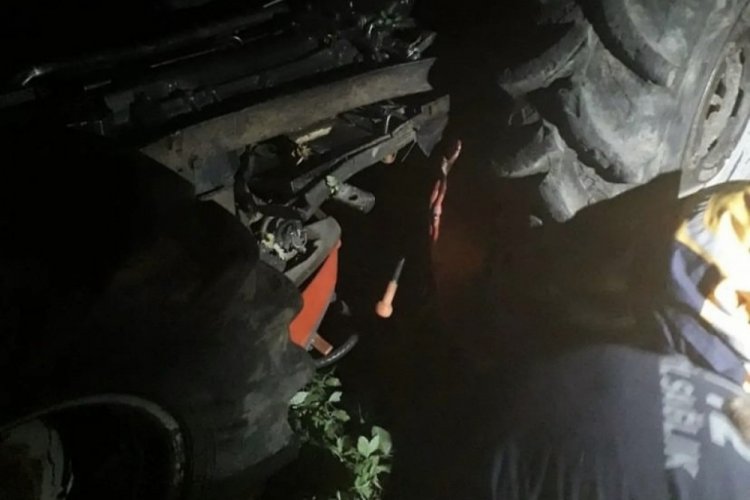 trakt&ouml;r&uuml;n altında kalan iş&ccedil;i hayatını kaybetti