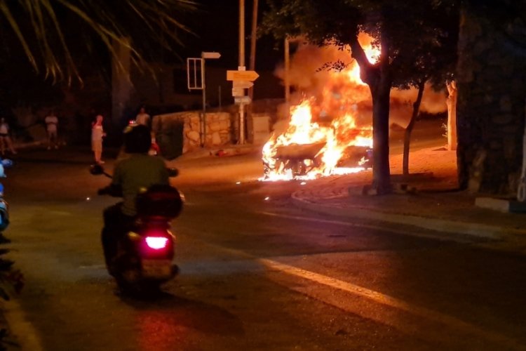 Seyir halindeki otomobil alev alev yandı