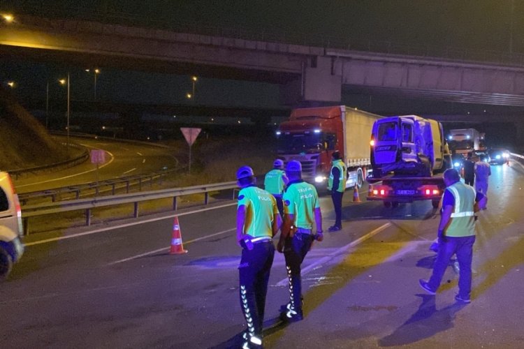 TEM otoyolunda kamyonet ile hafif ticari ara&ccedil; &ccedil;arpıştı: &Ccedil;ok sayıda yaralı var