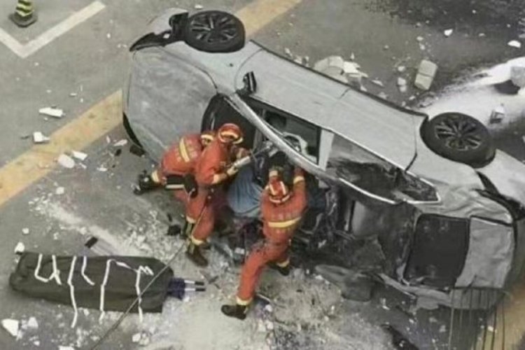 &Ccedil;in'de akılalmaz kaza: Otomobil 3. kattan d&uuml;şt&uuml;: 2 kişi hayatını kaybetti