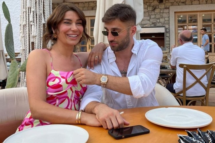 Alpaslan &Ouml;zt&uuml;rk, Ebru Şancı'nın dekoltesini kapattı