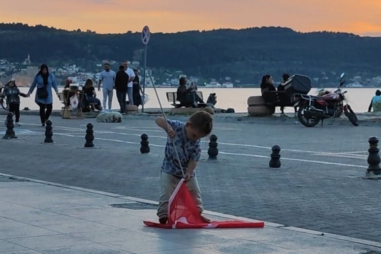 K&uuml;&ccedil;&uuml;k &ccedil;ocuğun  bayrak sevgisi y&uuml;rekleri ısıttı