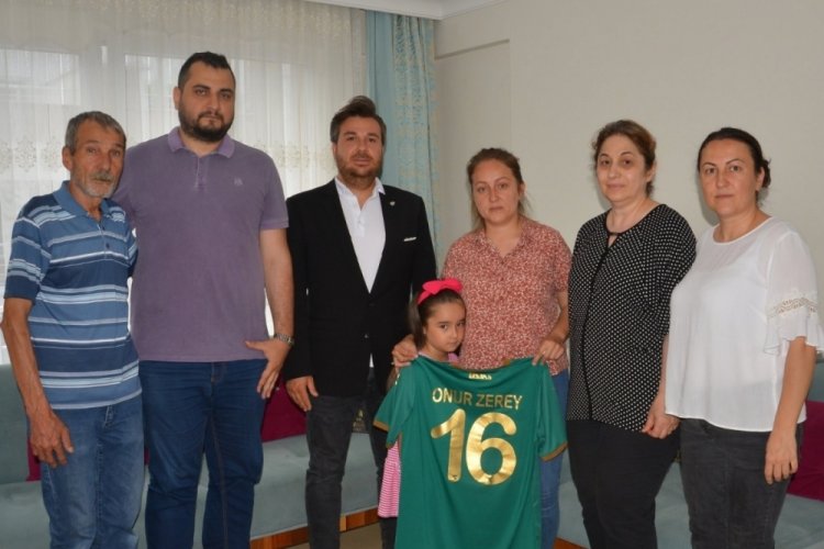 Bursaspor, Onur Zerey formasını ailesine hediye etti