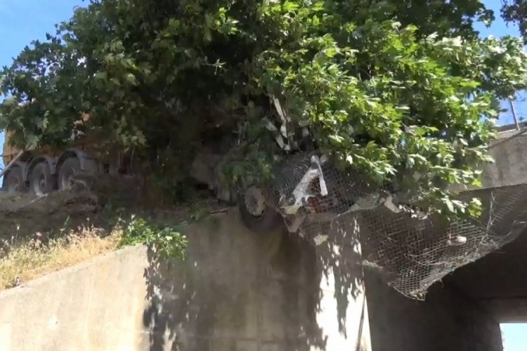 İstanbul'da hafriyat kamyonu duvarda asılı kaldı