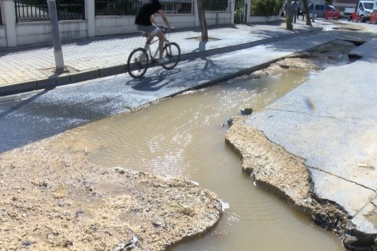 İstanbul'da &ccedil;&ouml;ken yola otomobil d&uuml;şt&uuml;