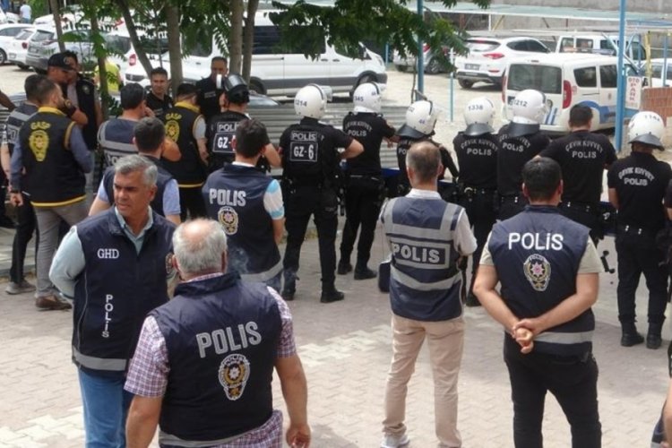 Malatya Battalgazi'de katil zanlıları adliye &ouml;n&uuml;nde taş yağmuruna tutuldu