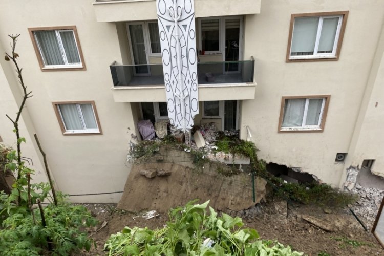 İstinat duvarı &ccedil;&ouml;kt&uuml;, 3 bina tahliye edildi