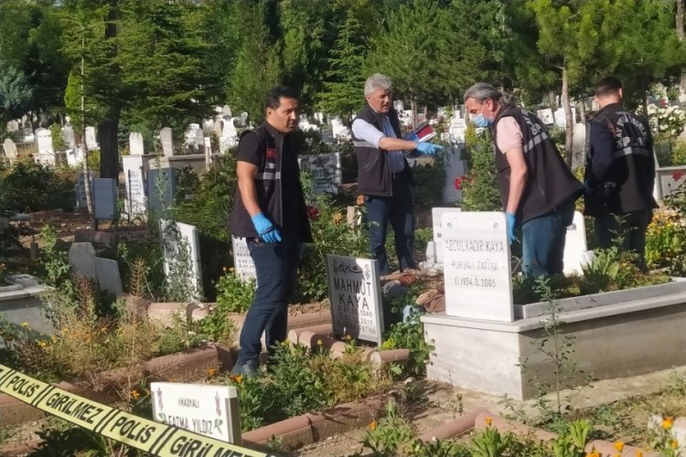 Yaşlı adam eşinin mezarı başında &ouml;l&uuml; bulundu