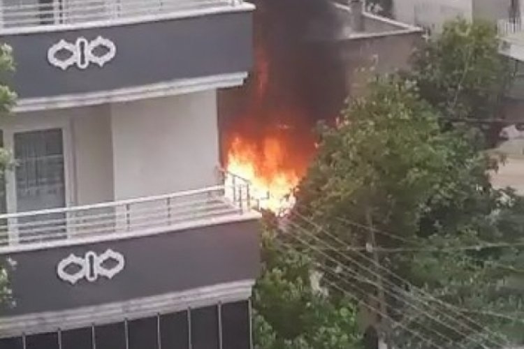Elektrik tesisatından &ccedil;ıkan yangın evi ve otomobili k&uuml;le &ccedil;evirdi